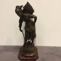 Figura en Bronce Mujer con canasta