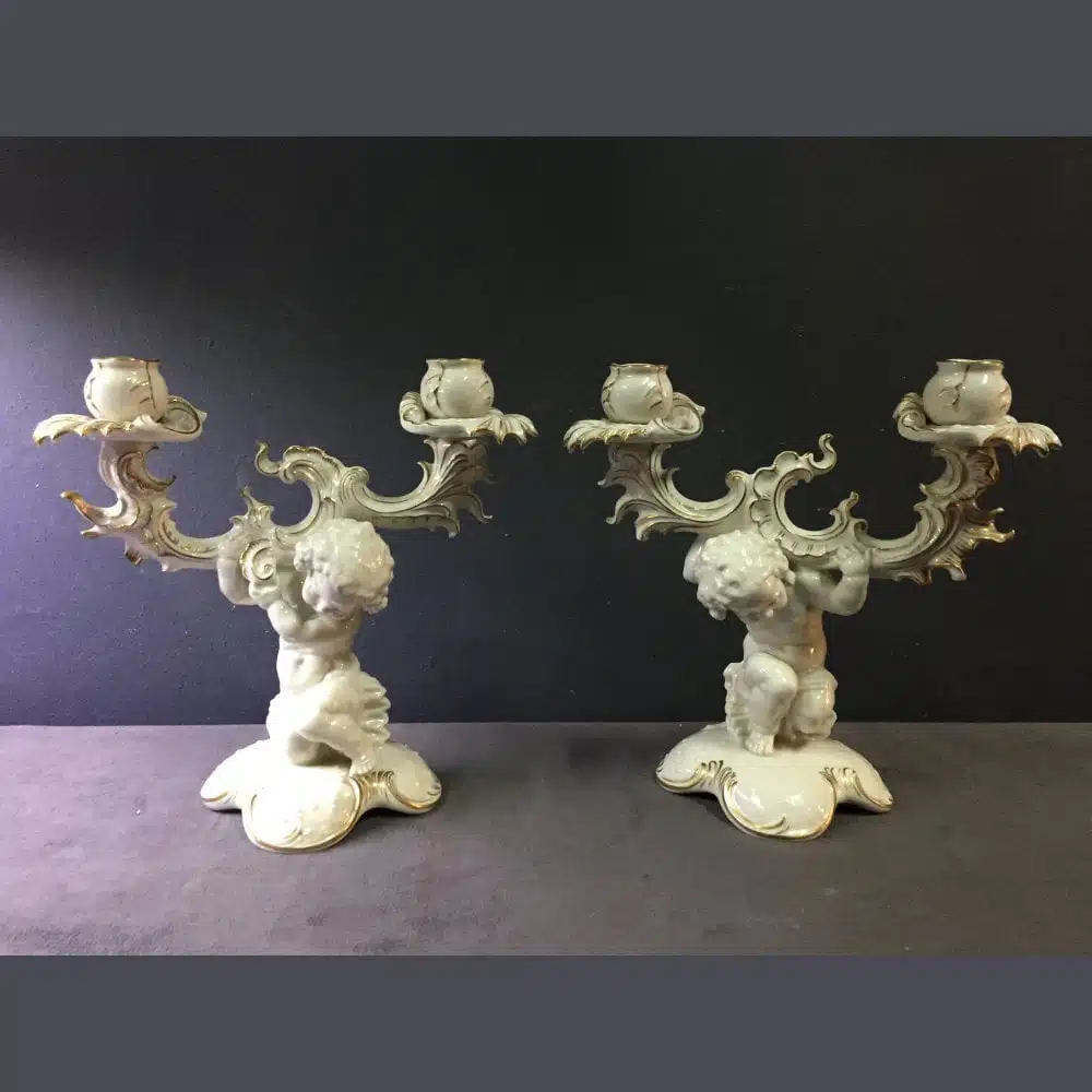 Par de Candelabros en porcelana